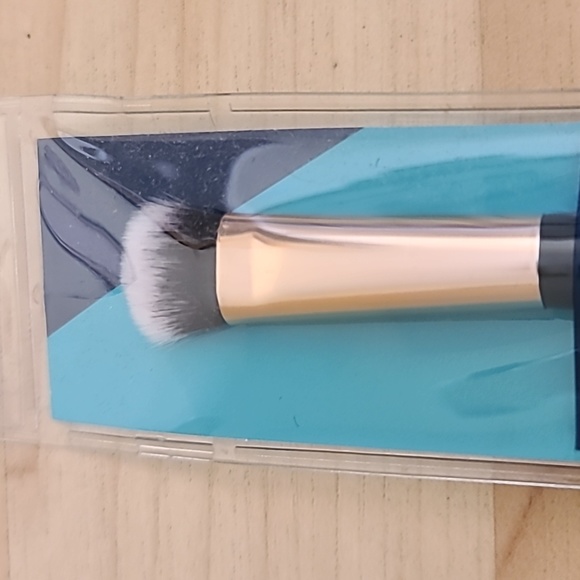 Pretty Savvy Eyeshadow Soft Flat Blending Brush - Picture 2 of 4